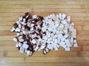 浸泡过的杏鲍菇和香菇控一下水分切成1cm左右的小块。