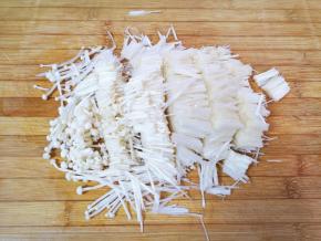 浸泡过的金针菇控一下水分切成2cm左右的段。