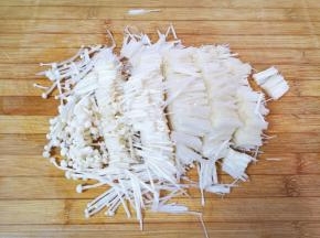 浸泡过的金针菇控一下水分切成2cm左右的段。