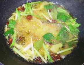 炒锅内倒入菜籽油烧热，下入准备好的小葱、洋葱、生姜、胡萝卜、芹菜和八角、桂皮、草果、香叶和小茴香，小火炸至所有食材微微焦黄。