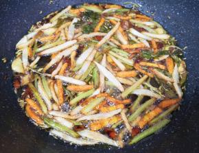 最后下入花椒一起炸两分钟，所有炸过的蔬菜香辛料全部捞出不要。