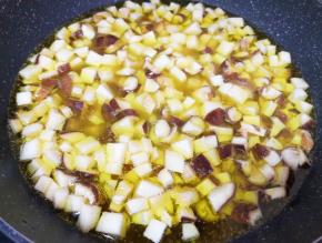 下入杏鲍菇和香菇块，中小火炸30分钟左右，中间需要多次搅动。