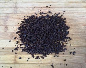 炸菌菇的时间里准备一下需要的酱料和辅料，豆豉切碎。