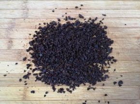 炸菌菇的时间里准备一下需要的酱料和辅料，豆豉切碎。