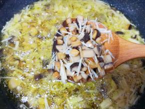 继续炸至杏鲍菇和香菇表面变成金黄色。