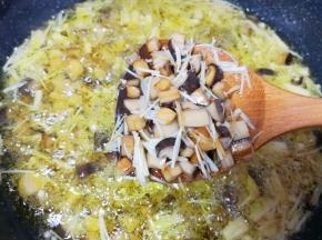 继续炸至杏鲍菇和香菇表面变成金黄色。