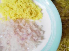 下入之前剁碎的生姜和洋葱末。