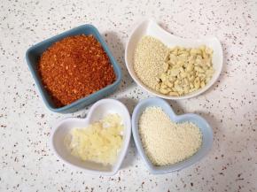 准备好熟白芝麻、熟花生仁、辣椒粉、冰糖碎和鸡精。