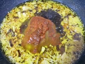 下入甜面酱、豆豉、豆瓣酱和蚝油。