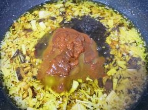 下入甜面酱、豆豉、豆瓣酱和蚝油。