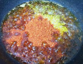 放入熟白芝麻、熟花生仁、辣椒粉和冰糖碎。