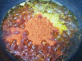 放入熟白芝麻、熟花生仁、辣椒粉和冰糖碎。