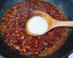 放鸡精翻炒均匀。