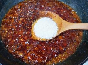 放鸡精翻炒均匀。