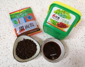 按配方重量准备好甜面酱、豆豉碎、豆瓣酱和蚝油。