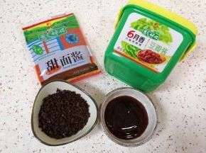 按配方重量准备好甜面酱、豆豉碎、豆瓣酱和蚝油。