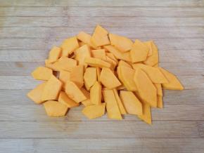 南瓜洗干净切成片。