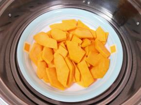 放在盘子里隔水蒸熟。