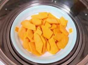 放在盘子里隔水蒸熟。