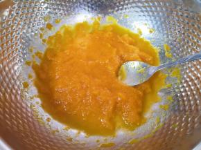 蒸熟的南瓜片从蒸锅里取出，放入盆里用勺子压成南瓜泥。