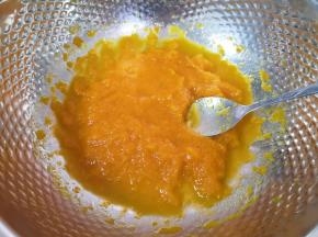 蒸熟的南瓜片从蒸锅里取出，放入盆里用勺子压成南瓜泥。