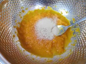 晾至温热加入糖和发酵粉搅拌均匀。