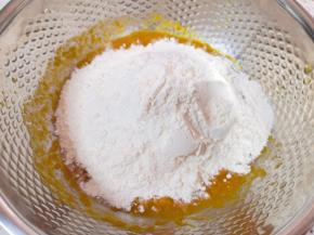 加入中筋面粉。