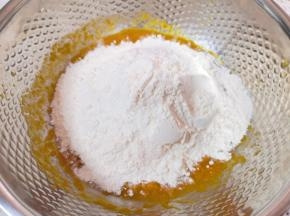 加入中筋面粉。