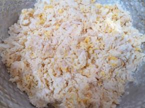 用筷子挑拌成絮状。