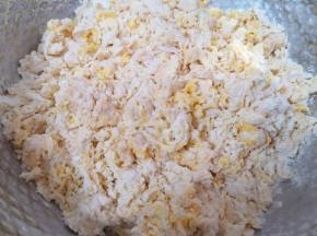 用筷子挑拌成絮状。