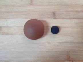 取30g面团出来，25g面团加入可可粉揉匀，5g面团加入竹炭粉揉匀，盖上保鲜膜备用。