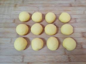 剩下的南瓜面团分成12份，盖上保鲜膜备用。