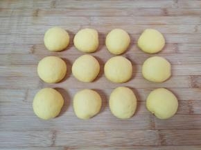 剩下的南瓜面团分成12份，盖上保鲜膜备用。