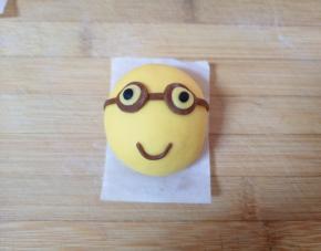 再做一个双眼小黄人，依次做完所有的小黄人馒头，可以发挥自己的想象随意做。