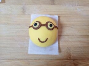 再做一个双眼小黄人，依次做完所有的小黄人馒头，可以发挥自己的想象随意做。