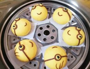 蒸锅内放水放好篦子，将做好的小黄人馒头移至篦子上，盖上锅盖发酵35-40分钟，凉水上锅，上汽后转中火蒸12分钟关火，焖5分钟左右出锅。