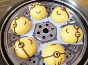 蒸锅内放水放好篦子，将做好的小黄人馒头移至篦子上，盖上锅盖发酵35-40分钟，凉水上锅，上汽后转中火蒸12分钟关火，焖5分钟左右出锅。