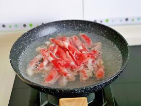 肥牛卷焯水， 锅中加入水烧开，下肥牛卷。