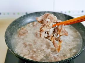 烫变色后立即捞出装盘备用。