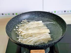 金针菇焯水，冷水下锅，大火烧开后立即捞出淋干水分备用。