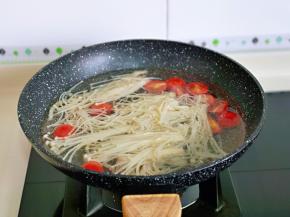 加入纯净水，再加入焯水的金针菇。