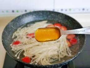 加入一勺酸汤酱，大火烧开把金针菇煮熟，