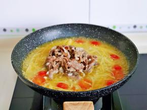 加入焯水的肥牛卷。