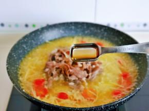 再加入一勺料酒。