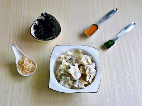 准备食材，如果大家觉得早上现包小馄饨麻烦的话，可以像我一样，晚上包好，放入冰箱冷冻，晚上起来直接煮，一点不影响口感。