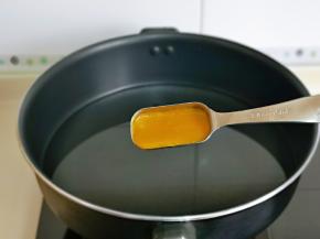 锅中加入适量纯净水，在加入一勺酸汤酱。