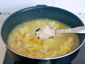 馄饨煮好后，加入洗干净的虾皮。