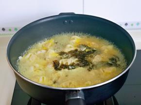 再加入紫菜，大火烧开关火。