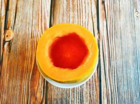 木瓜切去顶端，去籽。