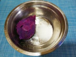 紫薯蒸熟去皮，放白糖。